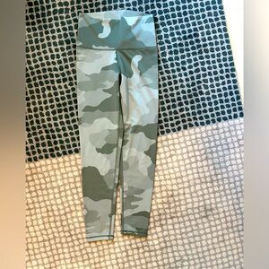 Awesome Aerie 3/4 camo workout pants!